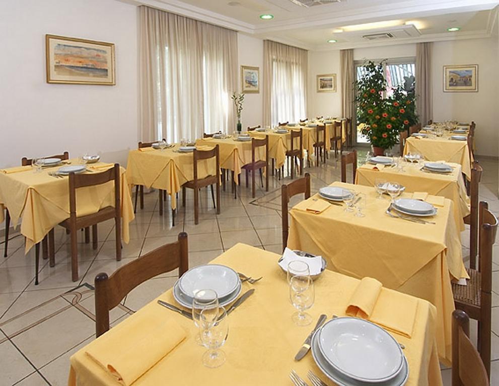 Hotel Vienna 西尼加利亚 外观 照片